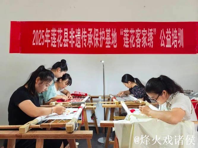 江西莲花县：一针一线 织就芳华